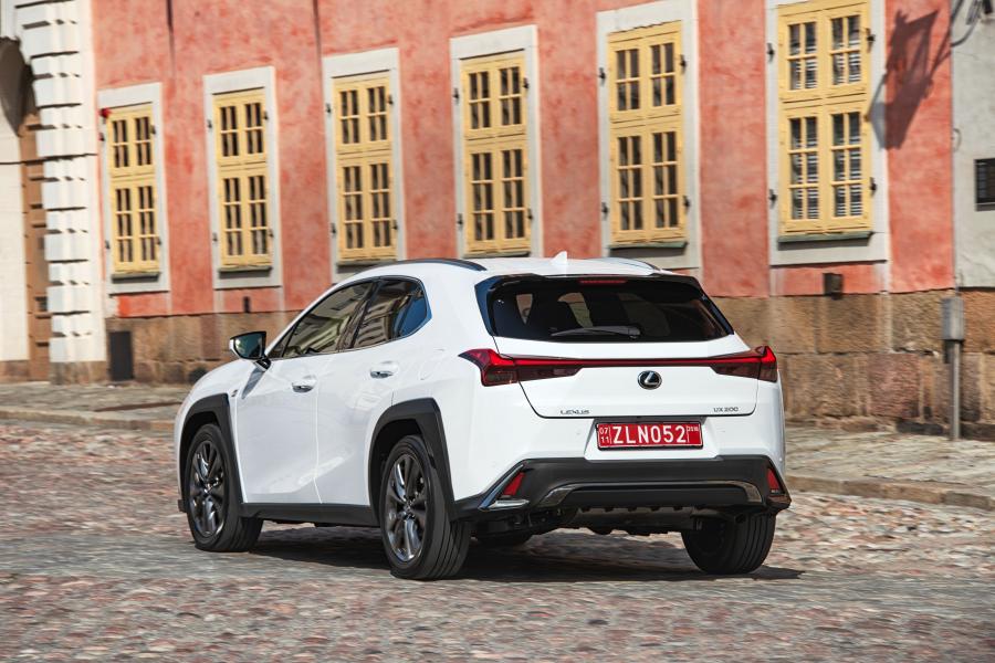  Lexus UX200 F-Sport 2018 года  (WW) (фото 17 из 32)